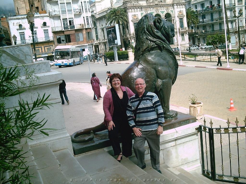 ORAN 04 2007 09 A L OMBRE DU LION DE LA MAIRIE.JPG